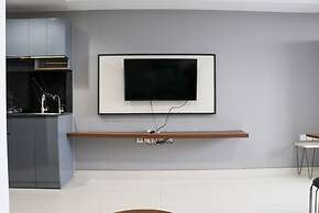 Beautiful Pool View Homey Spacious Studio At West Vista Apartment