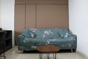 Beautiful Pool View Homey Spacious Studio At West Vista Apartment