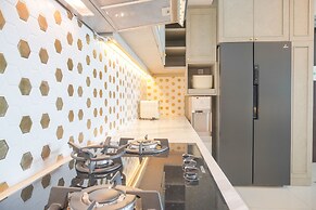 Warm And Elegant 2Br At The Kensington Royal Suites Apartment