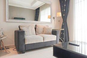 Homey And Comfort Stay 2Br Bellezza Apartment