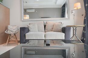 Homey And Comfort Stay 2Br Bellezza Apartment