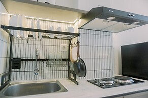 Homey And Warm Studio Amazana Serpong Apartment