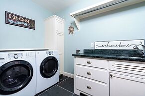 Sunshine Haus With Pool and Hot Tub