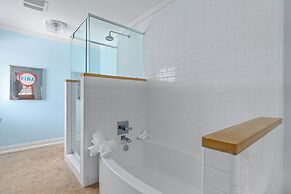 Sunshine Haus With Pool and Hot Tub