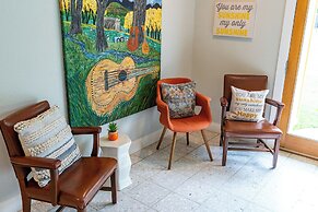 Sunshine Haus With Pool and Hot Tub