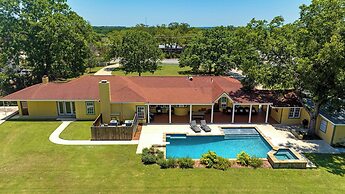 Sunshine Haus With Pool and Hot Tub