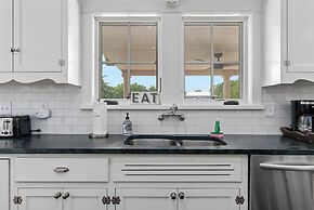 Sunshine Haus With Pool and Hot Tub