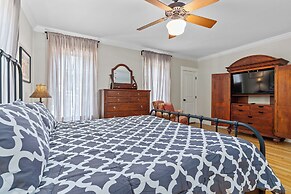 Sunshine Haus With Pool and Hot Tub