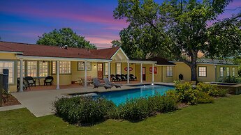 Sunshine Haus With Pool and Hot Tub