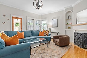 Sunshine Haus With Pool and Hot Tub