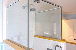 Sunshine Haus With Pool and Hot Tub