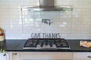 Sunshine Haus With Pool and Hot Tub