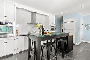 Sunshine Haus With Pool and Hot Tub