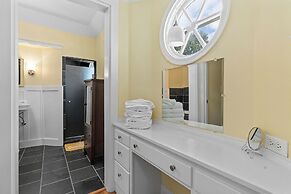 Sunshine Haus With Pool and Hot Tub