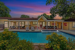 Sunshine Haus With Pool and Hot Tub