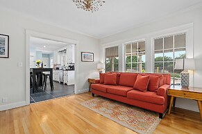 Sunshine Haus With Pool and Hot Tub