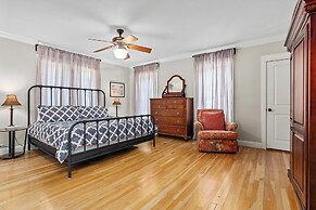 Sunshine Haus With Pool and Hot Tub