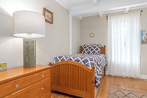 Sunshine Haus With Pool and Hot Tub