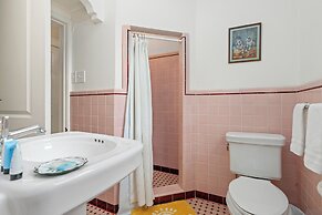 Sunshine Haus With Pool and Hot Tub