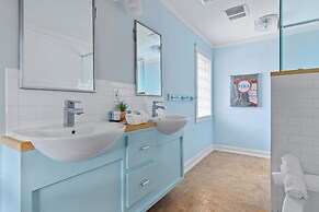 Sunshine Haus With Pool and Hot Tub