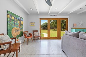 Sunshine Haus With Pool and Hot Tub