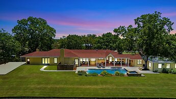 Sunshine Haus With Pool and Hot Tub