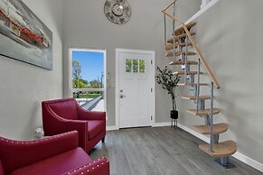 Red Door Movie Lounge Casita