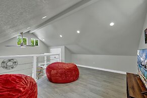 Red Door Movie Lounge Casita