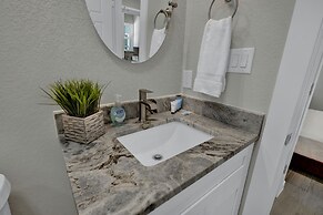 Red Door Movie Lounge Casita