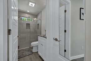 Red Door Movie Lounge Casita