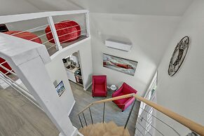 Red Door Movie Lounge Casita