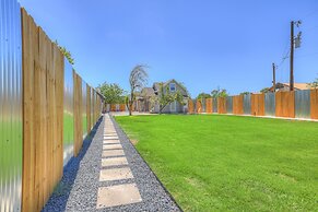 Red Door Movie Lounge Casita