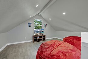 Red Door Movie Lounge Casita