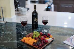 Gilded Carriage Haus With Hot Tub