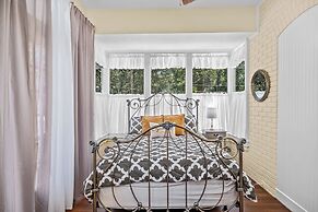 Gilded Carriage Haus With Hot Tub