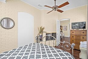 Gilded Carriage Haus With Hot Tub