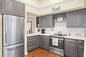 Gilded Carriage Haus With Hot Tub