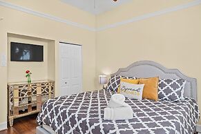 Gilded Carriage Haus With Hot Tub