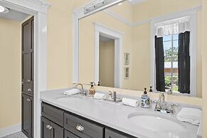 Gilded Carriage Haus With Hot Tub