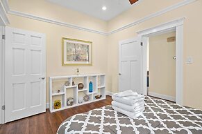 Gilded Carriage Haus With Hot Tub