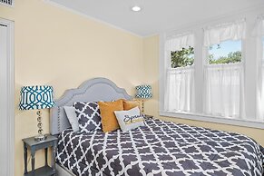 Gilded Carriage Haus With Hot Tub