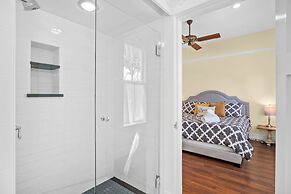 Gilded Carriage Haus With Hot Tub