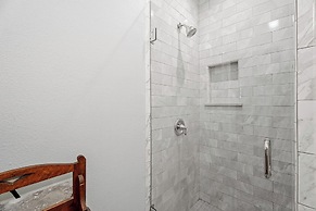 Holiday 505 Hot Tub Walk to Main