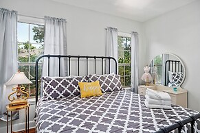 Holiday 505 Hot Tub Walk to Main