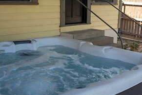 Holiday 505 Hot Tub Walk to Main