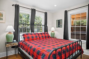 Camp Fred With Firepit and Hot Tub