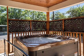 Camp Fred With Firepit and Hot Tub