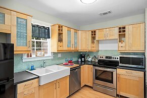 Camp Fred With Firepit and Hot Tub