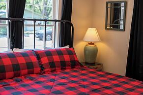 Camp Fred With Firepit and Hot Tub