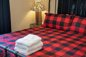 Camp Fred With Firepit and Hot Tub